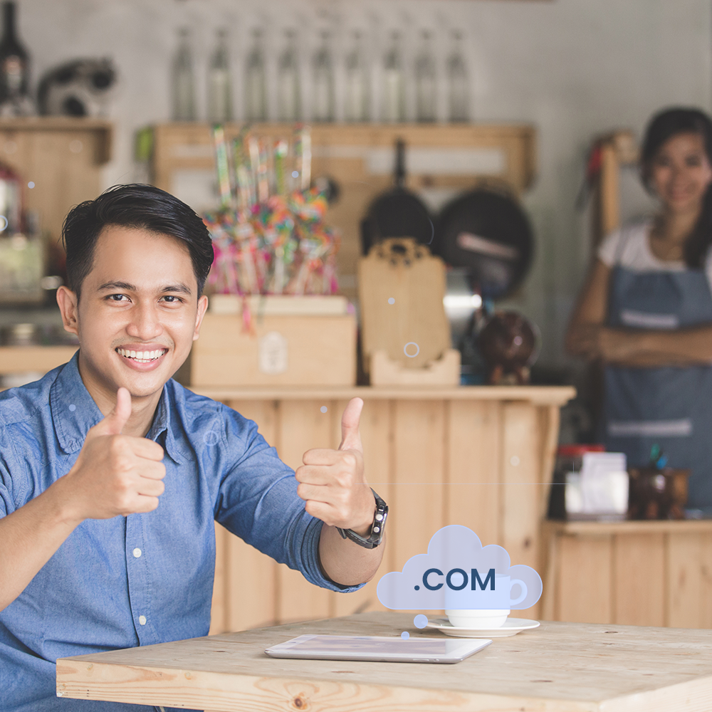 Emprendedor feliz en su negocio eligiendo su dominio en su tablet