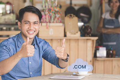 Emprendedor feliz en su negocio eligiendo su dominio en su tablet