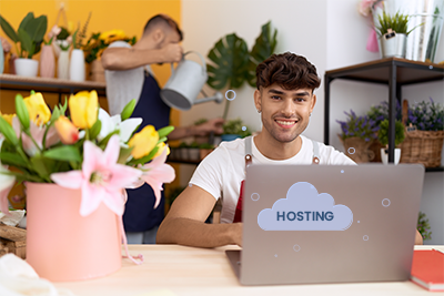 Emprendedor dueño de una floreria con una laptop y hosting web