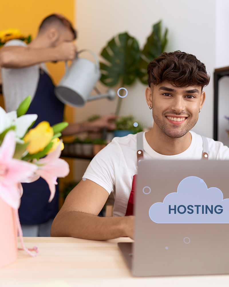 Emprendedor dueño de una floreria con una laptop y hosting web