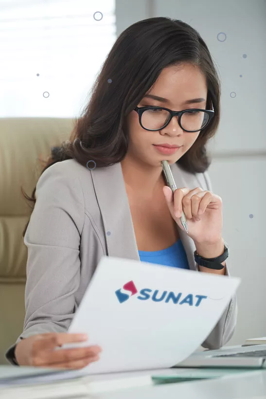 Empresaria revisando documentos de Sunat en Perú