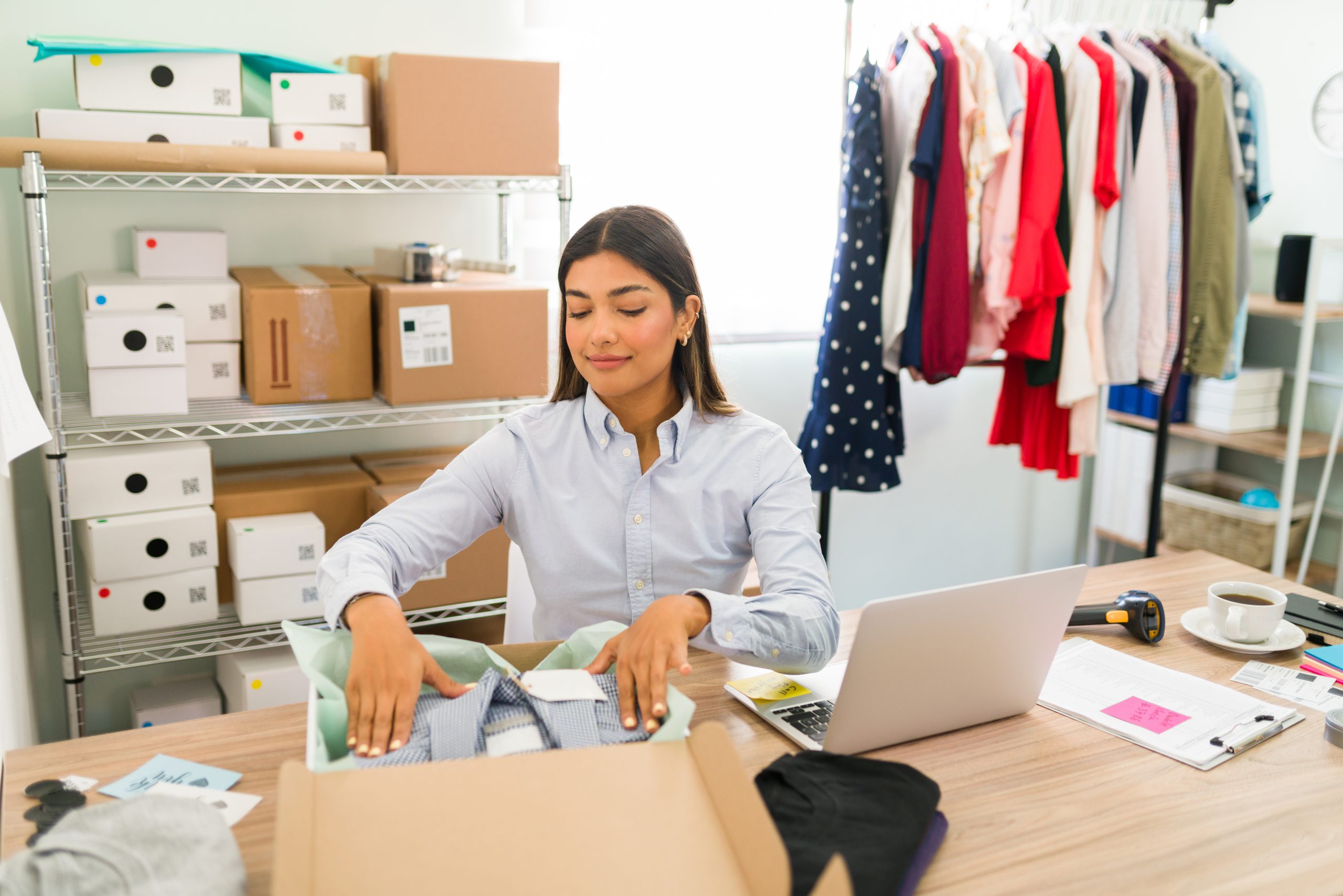 Para crear negocios con poco capital en Perú, no hay un monto fijo de capital mínimo para constituir una empresa que se aplique a todos los tipos de negocios, pero es recomendable tener un capital inicial de al menos 1,000 soles para cubrir los costos básicos de formalización y trámites iniciales.